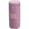 Różowy głośnik mobilny z widocznym logo "JBL" na przedniej stronie oraz symbolami sterowania: minus, trójkąt i plus. Głośnik ma teksturowaną powierzchnię i zaokrąglone krawędzie.