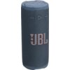 Niebieski głośnik mobilny z widocznym logo "JBL" w kolorze pomarańczowym na plecionej powierzchni. Na górze głośnika znajdują się przyciski sterujące wytłoczone w materiale.