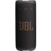 Czarny głośnik mobilny z plecioną teksturą, na którym widoczne jest logo "JBL" w pomarańczowym kolorze. Na górze znajdują się przyciski: minus, play oraz plus.