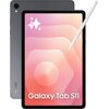 Na zdjęciu widoczny jest szary tablet z ekranem wyświetlającym abstrakcyjne różowe tło oraz napis "Galaxy Tab S11", obok którego znajduje się biały rysik. Na obudowie tabletu widnieje logo "SAMSUNG".