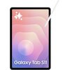 Na zdjęciu widoczny jest tablet z ekranem wyświetlającym abstrakcyjne, pastelowe tło z białymi gwiazdkami oraz tekstem "Galaxy Tab S11" na dole. Obok tabletu znajduje się biały rysik.