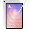 Na zdjęciu widoczny jest tablet z ekranem wyświetlającym kolorowy gradient oraz białe kształty przypominające gwiazdki, obok którego znajduje się biały rysik. Na dole ekranu widnieje napis "Galaxy Tab S11", a na obudowie tabletu widoczny jest napis "SAMSU