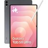 Tablet w kolorze szarym z rysikiem, na ekranie widoczna jest grafika z abstrakcyjnymi kształtami w odcieniach różu i bieli oraz tekst "Galaxy Tab S11 Ultra". Na obudowie znajduje się logo "SAMSUNG".