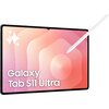 Tablet z dużym ekranem wyświetla gradient w odcieniach różu i pomarańczu, z białym napisem "Galaxy Tab S11 Ultra" oraz białym rysikiem umieszczonym w pobliżu ekranu. W lewym górnym rogu widoczne są białe, stylizowane gwiazdki.