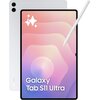 Tablet z dużym ekranem wyświetla gradientowe tło w odcieniach różu i fioletu, z białymi elementami graficznymi oraz tekstem "Galaxy Tab S11 Ultra". Obok ekranu znajduje się biały rysik, a na obudowie widoczne jest logo "SAMSUNG".