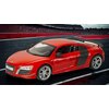 Czerwony zdalnie sterowany samochód sportowy z widocznym logo Audi na masce, stoi na torze wyścigowym. Na tablicy rejestracyjnej widnieje napis "R8 GT".