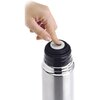 Srebrny termos z czarną nakrętką, na której znajduje się biały przycisk, jest naciskany przez palec. Produkt to "Termos EXCELLENT HOUSEWARE 925962 750 ml Srebrny".