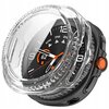 Przezroczyste etui TECH-PROTECT Defense jest nałożone na czarny zegarek Samsung Galaxy Watch 8 Classic (46 mm), którego tarcza wyświetla czas oraz wskaźnik naładowania baterii z liczbą 62. Zegarek posiada pomarańczowy przycisk z boku, a na tarczy widoczne