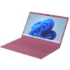 Różowy laptop z otwartym ekranem, na którym widoczny jest pulpit systemu Windows 11 z charakterystyczną niebieską tapetą. Klawiatura jest pełnowymiarowa, a obudowa ma kilka portów po bokach.