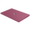 Na zdjęciu widoczny jest zamknięty laptop w kolorze różowym z logo w kształcie litery "X" na pokrywie. Laptop ma smukłą konstrukcję, a na jego boku znajdują się porty.