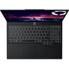 Czarny laptop z widoczną klawiaturą numeryczną i podświetlanymi klawiszami, na ekranie wyświetlany jest krajobraz z czerwonym niebem i miastem. W prawym górnym rogu ekranu znajduje się logo "Legion".