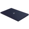 Na zdjęciu widoczny jest zamknięty laptop w ciemnym kolorze z logo w kształcie litery "X" na pokrywie. Laptop ma smukły design, a na boku widać port USB.