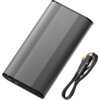 Na zdjęciu znajduje się czarny powerbank z widocznym logo "70mai" oraz kablem zakończonym wtyczką do gniazda zapalniczki. Powerbank ma gładką powierzchnię z delikatnymi pionowymi rowkami i kilka portów oraz diod na jednym z boków.