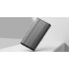 Na zdjęciu znajduje się szary powerbank o nowoczesnym designie z widocznym logo "70MAI" na górnej części obudowy. Urządzenie ma gładką powierzchnię z pionowymi żłobieniami po bokach i widocznymi portami na jednym z końców.