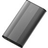 Szary powerbank z teksturą wzdłuż boków, z widocznym logo "70mai" na powierzchni. Na jednym z końców znajdują się porty oraz cztery małe diody LED.