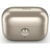 Na zdjęciu widoczna jest złota obudowa etui na słuchawki z logo Motorola oraz napisem "SOUND BY BOSE" na górze. Etui ma zaokrąglone krawędzie i mały otwór na przedniej stronie.