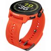 Pomarańczowy smartwatch z silikonowym paskiem, na którym widnieje logo "SUUNTO". Na wyświetlaczu zegarka widoczne są cyfry "19:36", data "Apr 27" oraz liczba "8568".