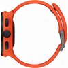 Pomarańczowy silikonowy smartwatch z widocznym bocznym przyciskiem i zapięciem. Obudowa zegarka jest czarna, a pasek ma intensywny pomarańczowy kolor.