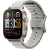 Srebrny smartwatch z prostokątnym wyświetlaczem pokazuje godzinę 09:30:56, temperaturę 23°C oraz tętno 98 bpm z wykresem. Pasek zegarka jest szary, a na boku koperty znajduje się przycisk.