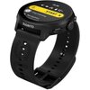 Czarny smartwatch z silikonowym paskiem, na którego ekranie widoczny jest interfejs z żółtym przyciskiem "START" oraz tekstem "Free training" i "Navigation breadcrumb". Na obudowie zegarka znajduje się logo "SUUNTO".