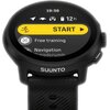 Czarny smartwatch z silikonowym paskiem wyświetla ekran z godziną 19:36 oraz ikonami wskazującymi na stan baterii i inne funkcje. Na ekranie widoczny jest żółty przycisk z napisem "START" oraz opcje "Free training" i "Navigation", a poniżej znajduje się l