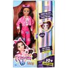 Opakowanie lalki z serii "Kawaii Hi Lucy" przedstawia lalkę ubraną w różowy strój z motywem gwiazdek, a obok niej znajduje się mała figurka zwierzątka w kształcie serca z napisem "Meet Momo". Na opakowaniu widnieją napisy: "Style My Hair", "Pack My Bag", 