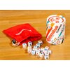 Na zdjęciu znajduje się gra towarzyska "Rummikub Xpress" w cylindrycznym opakowaniu z kolorowym wzorem i napisem "Roll N' Draw", obok leży czerwony woreczek z białym napisem oraz rozrzucone kostki z numerami.