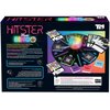 Opakowanie gry towarzyskiej "Hitster Music Bingo" od TM TOYS przedstawia kolorową planszę z elementami gry, takimi jak karty z latami 2023, 1987 i 1975 oraz instrukcje w kilku językach, w tym po polsku: "Poczuj dreszczyk emocji w nowej edycji gry Hitster!