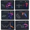 Na zdjęciu widoczne są karty z gry planszowej z ilustracjami konstelacji i zwierząt, z nazwami: "DELPHINUS", "AQUILA", "CHAMAELEON", "BOOTES", "CASSIOPEIA" i "URSA MAJOR". Każda karta zawiera schemat gwiazdozbioru, ilustrację oraz oznaczenia punktowe z sy