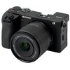 Aparat fotograficzny z obiektywem, na którym widnieje napis: "AF 15mm f/1.7 STM ASPH ED IF". Na korpusie aparatu znajduje się logo "SONY" oraz oznaczenie modelu "α 6500".