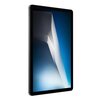 Na zdjęciu widoczny jest tablet z dużym ekranem, na którym wyświetlany jest abstrakcyjny obraz w odcieniach niebieskiego i białego. Obudowa tabletu jest w kolorze szarym, a na krawędzi znajdują się otwory głośnika.