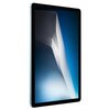 Na zdjęciu widoczny jest tablet z dużym ekranem, na którym wyświetlany jest abstrakcyjny wzór w odcieniach niebieskiego i białego. Obudowa tabletu ma niebieski kolor, a na krawędzi znajdują się otwory głośników.