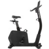 Na zdjęciu znajduje się rower elektromagnetyczny z czarną ramą, siodełkiem i pedałami, z widocznym logo "HAMMER" na pionowej części ramy. Rower ma ergonomicznie ukształtowaną kierownicę i regulowane siodełko.