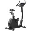 Na zdjęciu znajduje się czarny rower elektromagnetyczny z wyświetlaczem i ergonomicznym siodełkiem. Na ramie roweru widoczny jest napis "HAMMER".