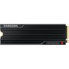 Czarny dysk SSD z logo "SAMSUNG" w lewym górnym rogu oraz napisem "Solid State Drive" w prawym dolnym rogu. Dysk ma żebrowaną powierzchnię i złote złącze po prawej stronie.