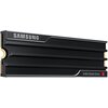 Czarny dysk SSD z logo "SAMSUNG" na górze i napisem "Solid State Drive" na dole, z widocznymi złotymi złączami po prawej stronie. Dysk ma żebrowaną powierzchnię i prostokątny kształt.