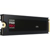 Na zdjęciu widoczny jest dysk SSD z napisem "SAMSUNG 9100 PRO with Heatsink" oraz oznaczeniem pojemności "8TB". Dysk ma czarną obudowę z elementami złotego złącza po bokach.