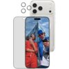 Przezroczyste etui z trzema okrągłymi osłonami na obiektywy oraz szkłem prywatyzującym, nałożone na smartfon z widocznym zdjęciem dwóch osób w kolorowych ubraniach na tle nowoczesnego budynku. Na etui widoczny jest napis "CARE".
