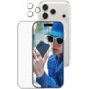 Na zdjęciu znajduje się przezroczyste etui z trzema okrągłymi osłonami na obiektywy, szkło hartowane oraz telefon z wizerunkiem osoby trzymającej urządzenie. Na etui widoczny jest napis "CARE".