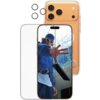 Przezroczyste etui na telefon z trzema okrągłymi osłonami obiektywu, szkłem hartowanym oraz widocznym na ekranie telefonu zdjęciem osoby w niebieskiej kurtce i czapce, rzucającej telefon. Produkt to "Etui PANZERGLASS Care Feature Kick 3w1 do Apple iPhone 