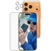 Przezroczyste etui na telefon z trzema okrągłymi osłonami obiektywu, szkłem hartowanym oraz widocznym telefonem w kolorze złotym. Na ekranie telefonu znajduje się zdjęcie osoby w niebieskiej czapce i okularach przeciwsłonecznych, trzymającej telefon.