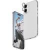Przezroczyste etui na telefon z widocznym napisem "CARE by PanzerGlass" oraz szkło hartowane i szkło na obiektyw, przedstawione na tle telefonu z wyświetlonym zdjęciem osoby na tle betonowej konstrukcji. Produkt to "Etui PANZERGLASS Care Fashionable Combo