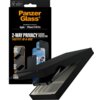 Czarne opakowanie produktu PanzerGlass z napisem "2-Way Privacy Screen Protector FastFit In-A-Box" oraz ilustracją przedstawiającą telefon z nałożonym szkłem ochronnym. Na opakowaniu widnieje również instrukcja montażu z tekstem "Place Your Device" i "Pul