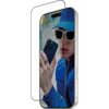 Szkło hartowane PANZERGLASS Ultra-Wide Fit FastFit do Apple iPhone 17 Pro jest przedstawione nałożone na ekran telefonu, na którym widoczna jest osoba w niebieskiej kurtce i czapce, trzymająca telefon z trzema obiektywami aparatu. Produkt jest przezroczys