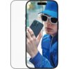 Szkło hartowane PANZERGLASS Ultra-Wide Fit FastFit do Apple iPhone 17 Pro jest nałożone na ekran telefonu, na którym widoczna jest osoba w niebieskiej czapce i okularach przeciwsłonecznych, trzymająca telefon z trzema obiektywami aparatu. Produkt jest prz