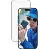 Szkło hartowane PANZERGLASS Ultra-Wide Fit EasyAligner do Apple iPhone 17 Pro jest umieszczone obok telefonu, na którym widoczna jest osoba w niebieskiej kurtce i czapce, trzymająca telefon z trzema obiektywami aparatu. Produkt jest przeznaczony do ochron