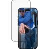 Na zdjęciu widoczne jest szkło hartowane PANZERGLASS Ultra-Wide Fit EasyAligner do Apple iPhone Air, nałożone na ekran telefonu, na którym widać osobę w niebieskiej kurtce i białych okularach przeciwsłonecznych, trzymającą telefon. Tło przedstawia nowocze