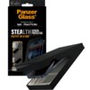 Czarne opakowanie produktu z napisem "PanzerGlass" oraz "STEALTH SCREEN PROTECTOR" zawiera ilustrację telefonu i instrukcję montażu. Widoczny jest również napis "FASTFIT IN-A-BOX" oraz oznaczenie kompatybilności z "Apple iPhone 17 Pro Max".