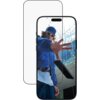 Szkło hartowane PANZERGLASS Ultra-Wide Fit EasyAligner do Apple iPhone 17 Pro Max jest przedstawione na tle zdjęcia osoby w niebieskiej kurtce i czapce, rzucającej telefon w powietrze. W tle widoczny jest nowoczesny budynek ze szklanymi panelami.