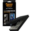 Czarne opakowanie z napisem "PanzerGlass" zawiera szkło hartowane do Apple iPhone 17/16 Pro, z widocznymi instrukcjami montażu i zdjęciem telefonu. Na opakowaniu znajduje się tekst: "CLEAR SCREEN PROTECTOR FASTFIT IN-A-BOX".